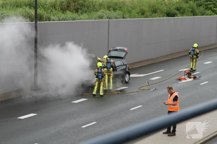 Auto vliegt in brand tijdens het rijden