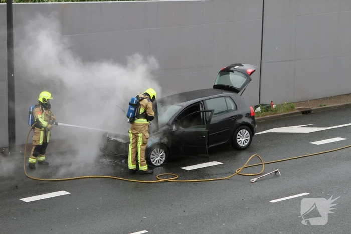 Auto vliegt in brand tijdens het rijden