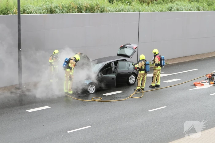 Auto vliegt in brand tijdens het rijden