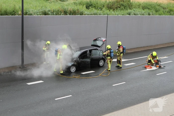 Auto vliegt in brand tijdens het rijden