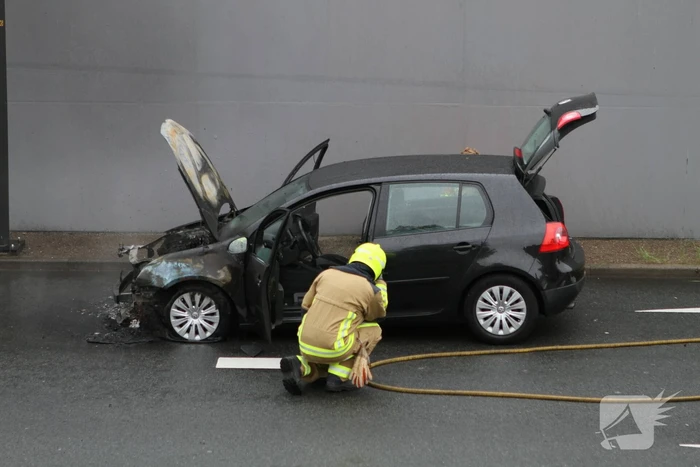 Auto vliegt in brand tijdens het rijden