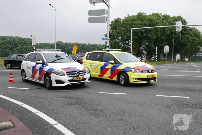 Automobilist rijdt door rood en botst op andere weggebruiker