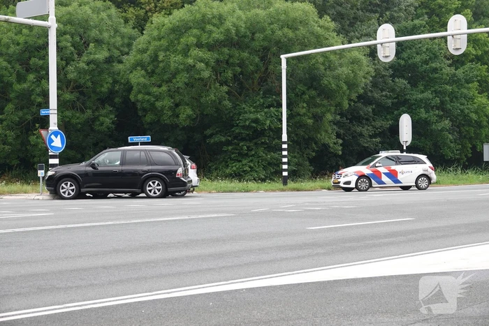 Automobilist rijdt door rood en botst op andere weggebruiker
