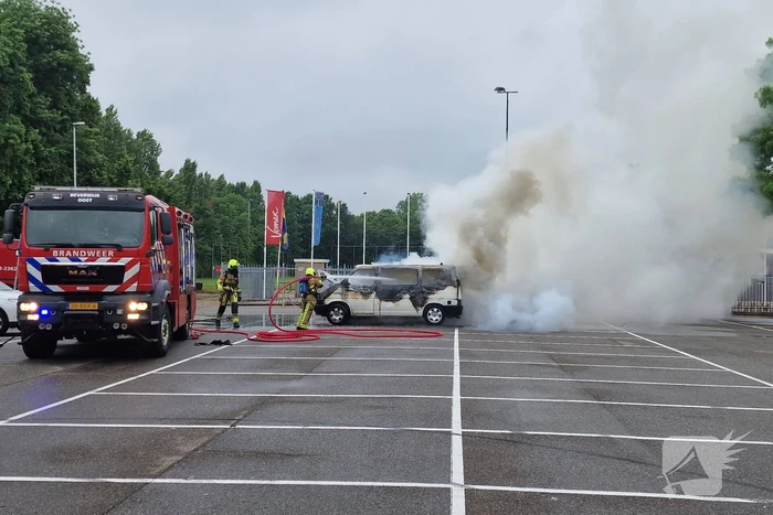 Bestelbus op parkeerplaats voetbalvereniging gaat in vlammen op