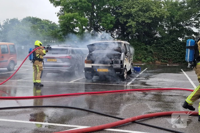 Bestelbus op parkeerplaats voetbalvereniging gaat in vlammen op