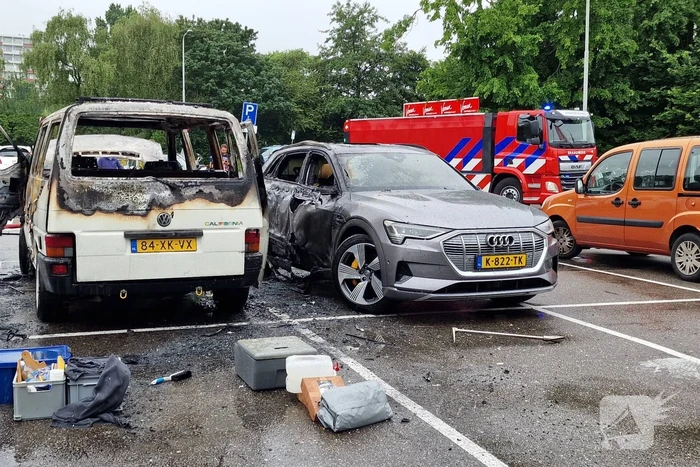 Bestelbus op parkeerplaats voetbalvereniging gaat in vlammen op