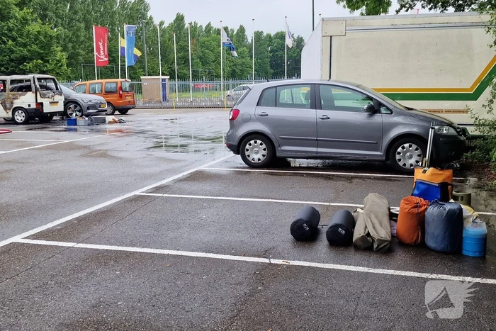 Bestelbus op parkeerplaats voetbalvereniging gaat in vlammen op