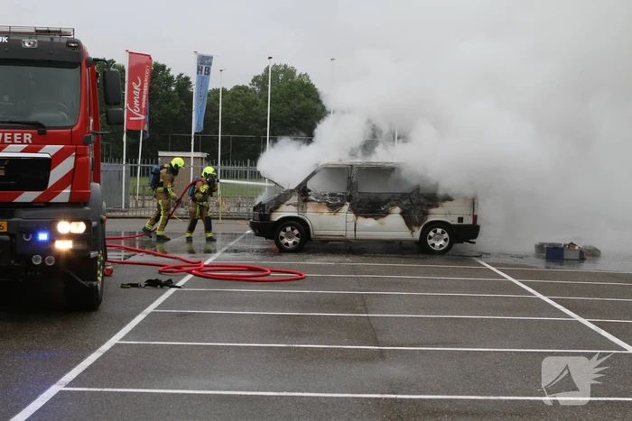 Bestelbus op parkeerplaats voetbalvereniging gaat in vlammen op