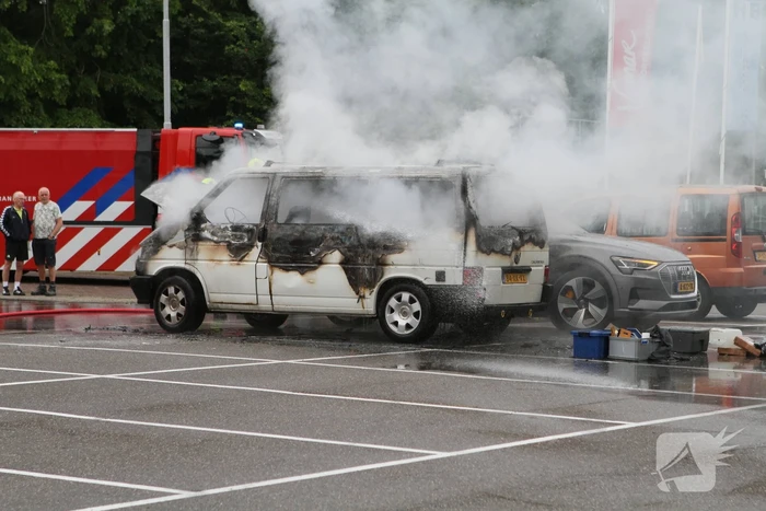 Bestelbus op parkeerplaats voetbalvereniging gaat in vlammen op
