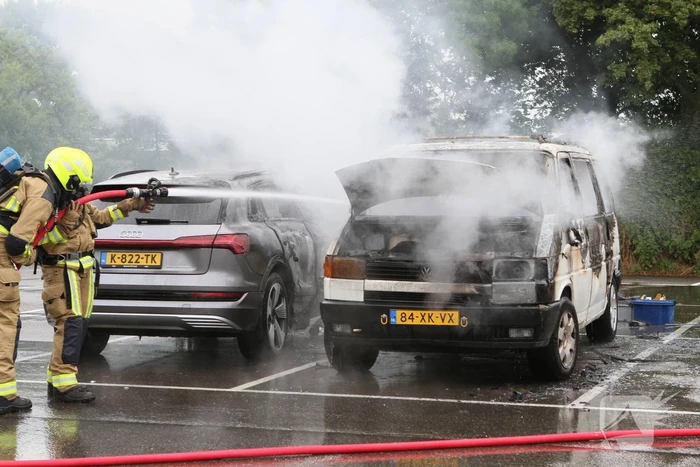 Bestelbus op parkeerplaats voetbalvereniging gaat in vlammen op