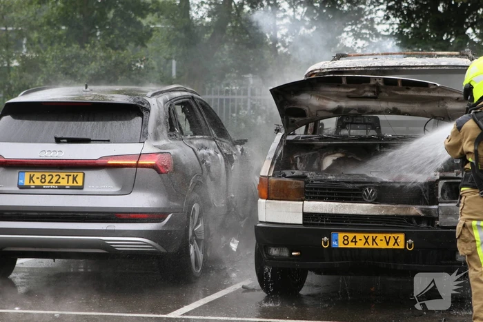 Bestelbus op parkeerplaats voetbalvereniging gaat in vlammen op