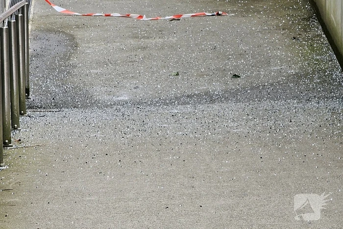 Scherven van glasplaat vallen van flinke hoogte