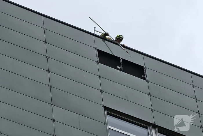 Scherven van glasplaat vallen van flinke hoogte