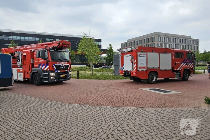 Scherven van glasplaat vallen van flinke hoogte