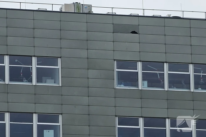 Scherven van glasplaat vallen van flinke hoogte