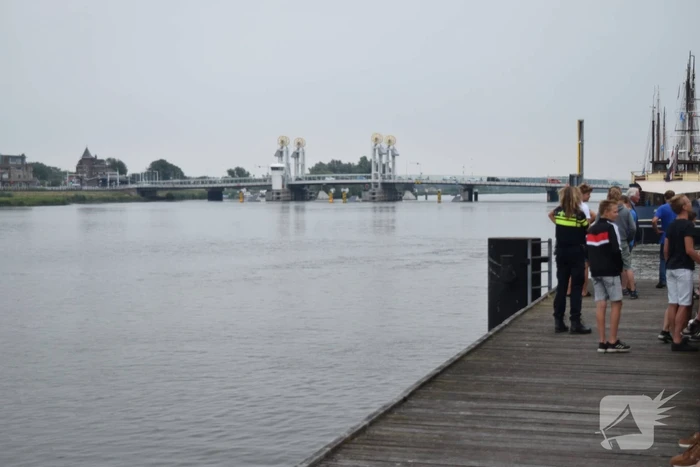 Auto rijdt IJssel in