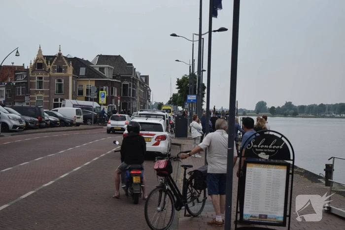 Auto rijdt IJssel in