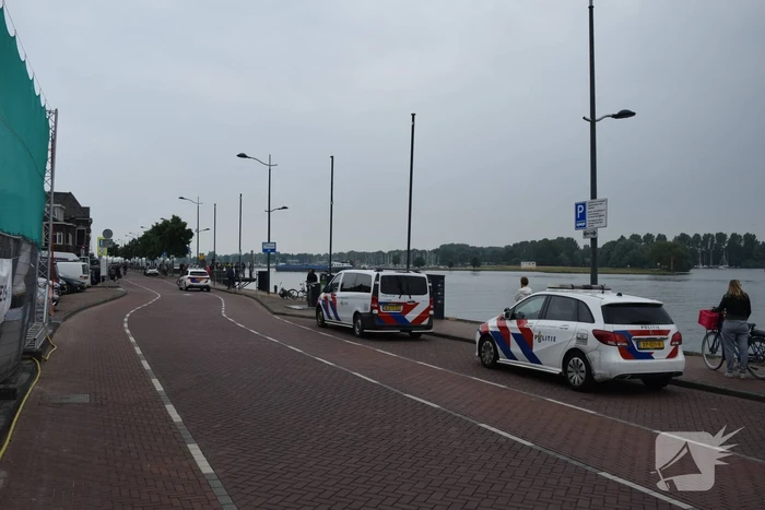 Auto rijdt IJssel in