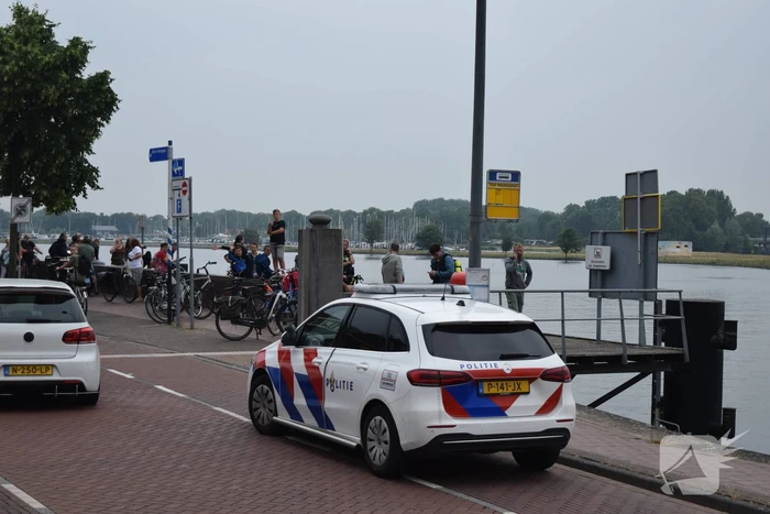 Auto rijdt IJssel in