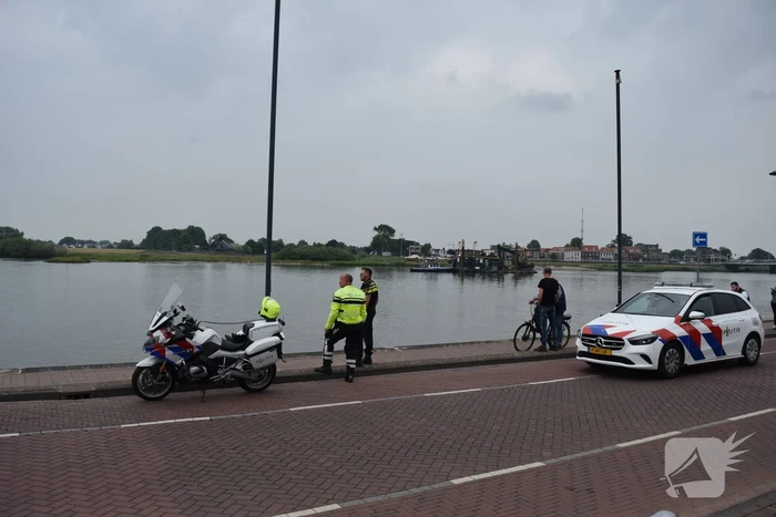 Auto rijdt IJssel in