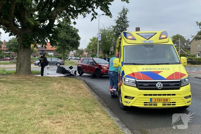 Automobilist en bezorger in botsing op kruising
