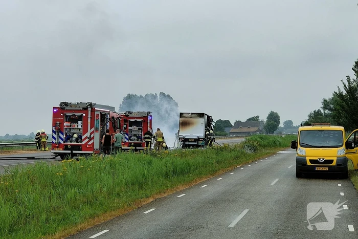 Bakwagen volledig uitgebrand