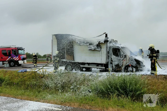 Bakwagen volledig uitgebrand