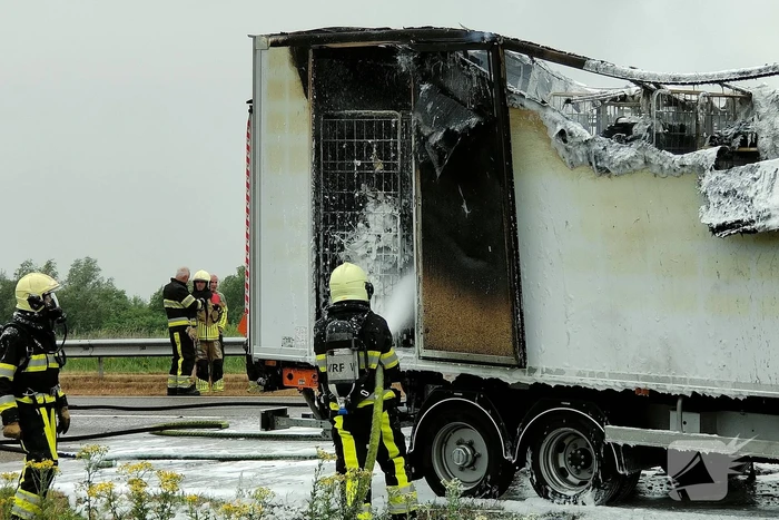 Bakwagen volledig uitgebrand