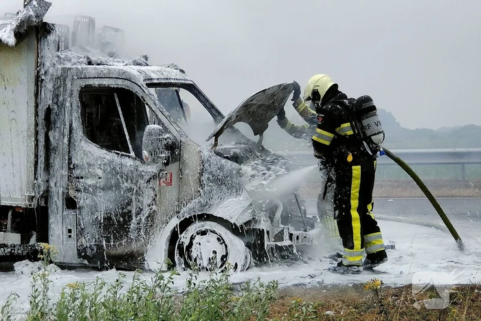 Bakwagen volledig uitgebrand