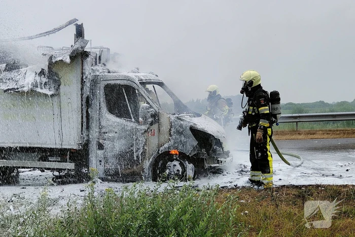 Bakwagen volledig uitgebrand
