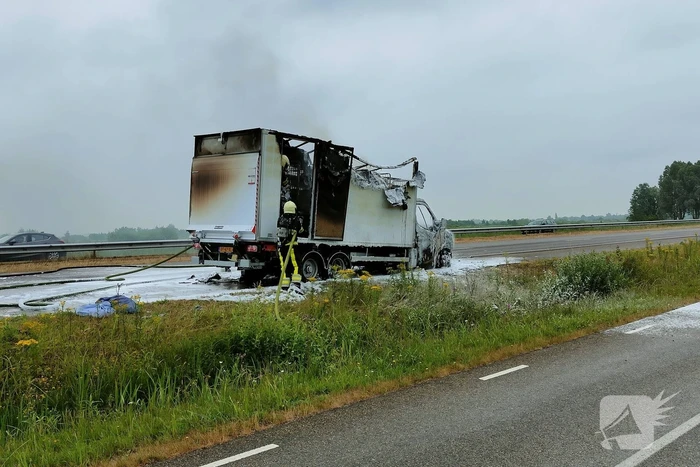 Bakwagen volledig uitgebrand