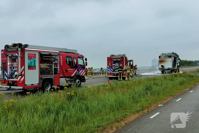 Bakwagen volledig uitgebrand