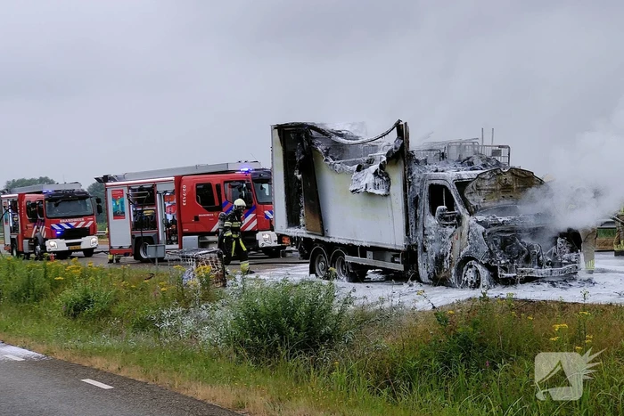 Bakwagen volledig uitgebrand