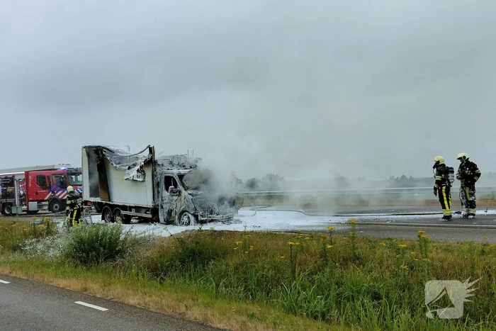 Bakwagen volledig uitgebrand