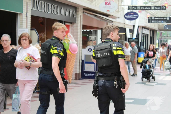 Veel politie met kogelwerende vesten Shopping Center De Koperwiek