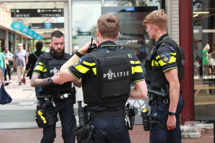 Veel politie met kogelwerende vesten Shopping Center De Koperwiek