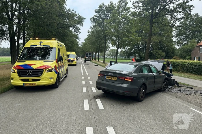 Enorme schade bij aanrijding met vrachtwagen