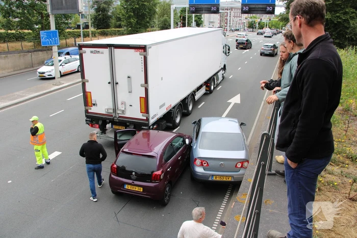 Twee auto's en vrachtwagen betrokken bij ongeval