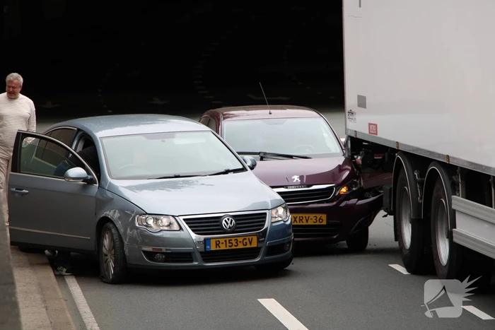 Twee auto's en vrachtwagen betrokken bij ongeval