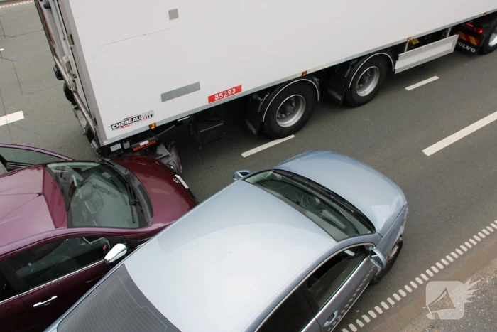Twee auto's en vrachtwagen betrokken bij ongeval