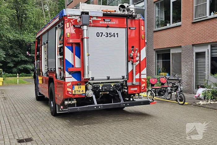 Kind met vinger vast in hometrainer