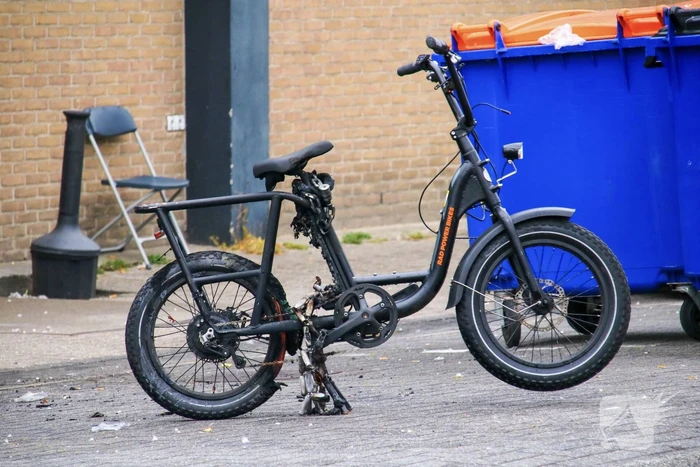 Elektrische scooter van bezorgdienst vat vlam