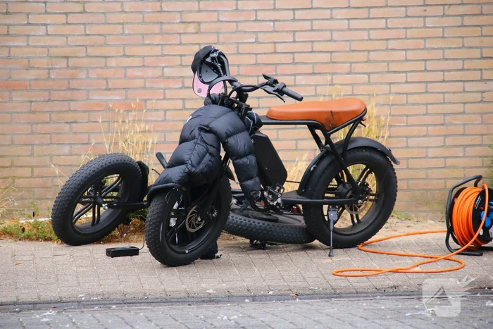 Elektrische scooter van bezorgdienst vat vlam