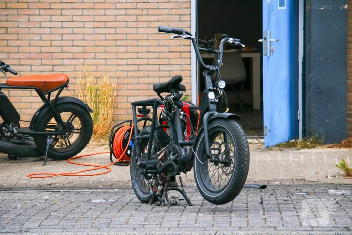 Elektrische scooter van bezorgdienst vat vlam