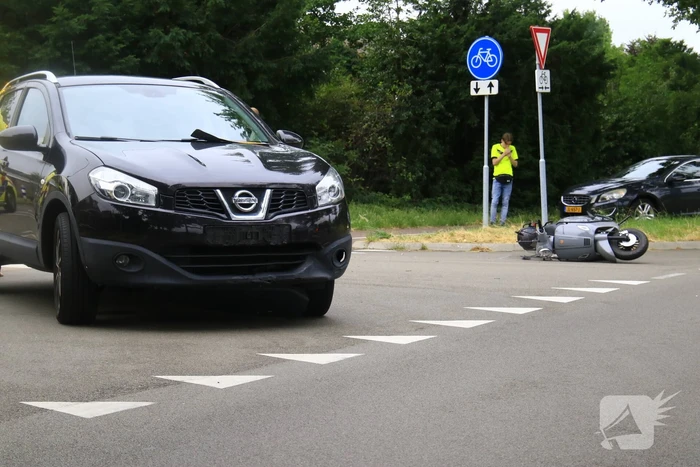 Gewonde na aanrijding tussen scooter en auto