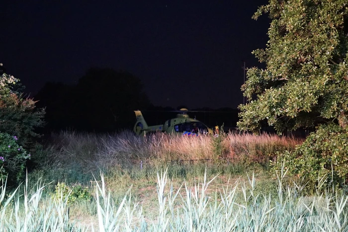 Meerdere gewonden nadat auto op zijn kop in sloot belandt