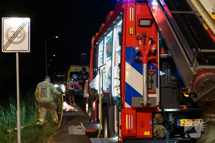 Meerdere gewonden nadat auto op zijn kop in sloot belandt