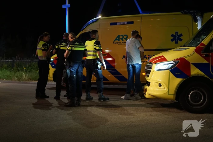 Meerdere gewonden nadat auto op zijn kop in sloot belandt