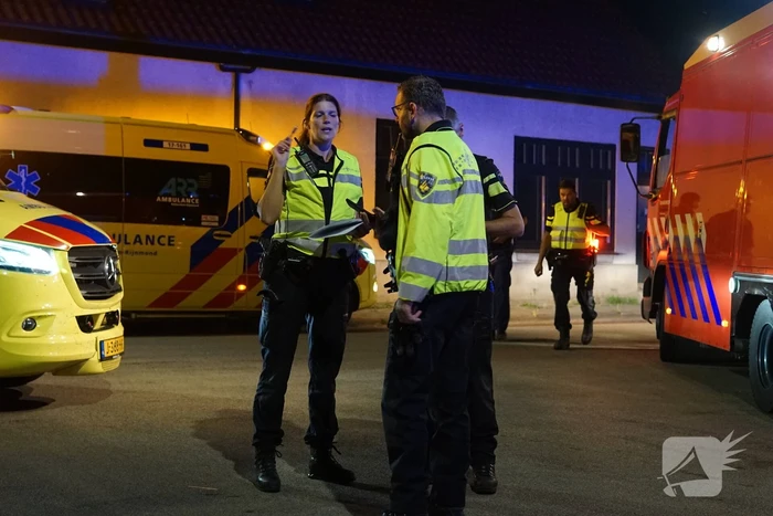 Meerdere gewonden nadat auto op zijn kop in sloot belandt