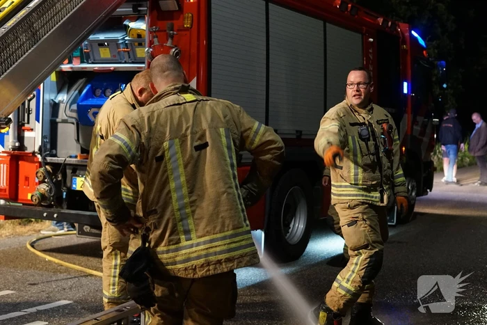 Meerdere gewonden nadat auto op zijn kop in sloot belandt